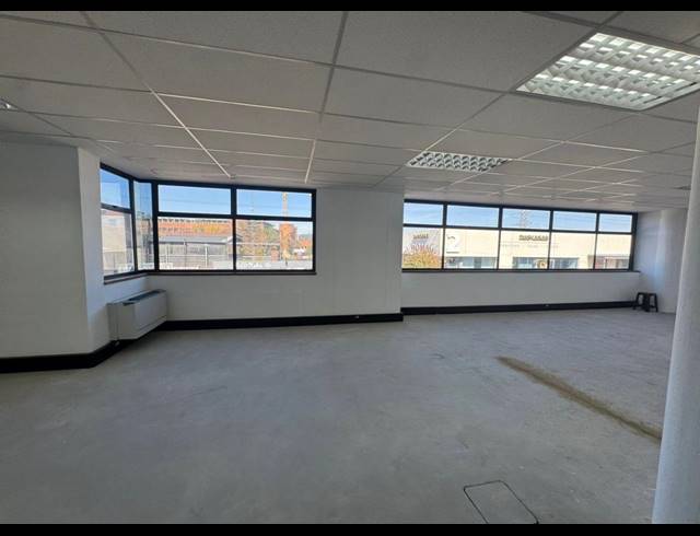 105M² SHOWROOM TO LET IN KRAMERVILLE